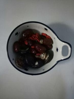 香菇洗净，温水泡发十分钟左右。红枣，枸杞洗净备用