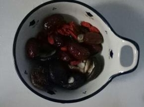 香菇洗净，温水泡发十分钟左右。红枣，枸杞洗净备用