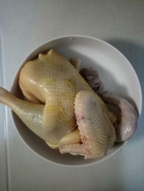 烧一锅开水浇在鸡的身上。两面都要浇到，过清水备用