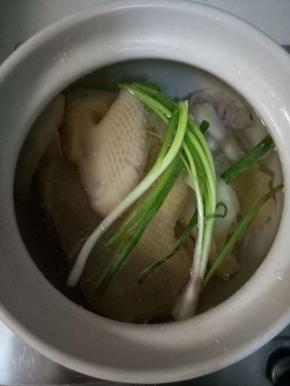 用砂锅放入适量的清水。加入鸡，葱段，姜片料酒
