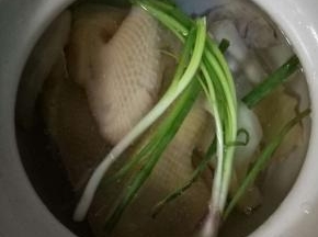 用砂锅放入适量的清水。加入鸡，葱段，姜片料酒