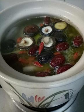 加入香菇，枸杞红枣，小火闷一个半小时左右即可。