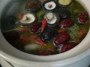 加入香菇，枸杞红枣，小火闷一个半小时左右即可。