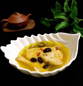 最后加入盐，胡椒粉，盛入碗中，金黄色的油，浓浓的鸡汤。味道非常鲜美...