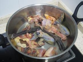 鸡肉准备好，放入凉水中入锅，水开后撇去浮沫后捞出