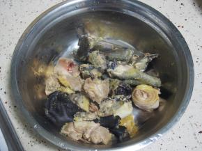 捞出后放入盆子中备用