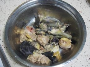 捞出后放入盆子中备用