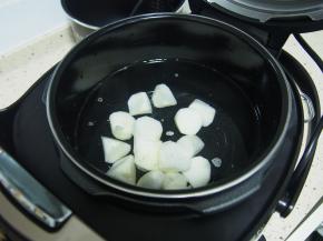 压力锅中放入适量水，加入切好的山药