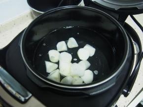 压力锅中放入适量水，加入切好的山药