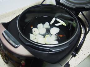 加入切好的葱段、姜片、八角和盐