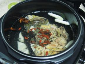 放入适量枸杞，选择压力锅的鸡肉按钮，等待美味就好啦~