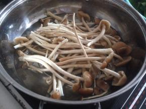 茶树菇放进烧开的水里焯一下水