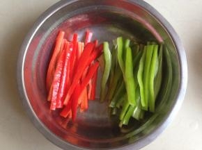 青红椒切丝