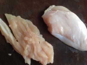 鸡脯肉剔净筋皮，切成丝