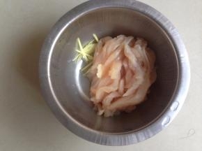 鸡丝用油、盐、酒、胡椒粉、生粉调好味。姜切丝