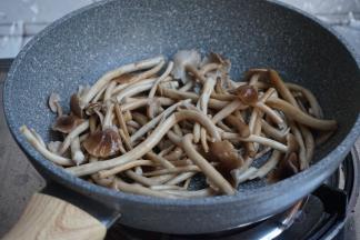 热锅下油，放姜片，加入茶树菇