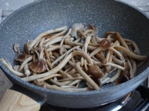 热锅下油，放姜片，加入茶树菇