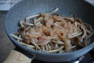 倒入鸡丝翻炒，可以加少许水