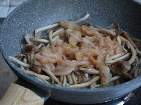 倒入鸡丝翻炒，可以加少许水