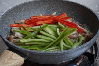 煮两分钟后加入青红椒