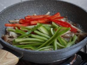 煮两分钟后加入青红椒