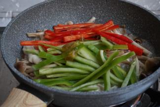 加入鲍鱼汁翻炒片刻