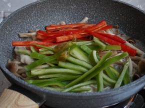 加入鲍鱼汁翻炒片刻