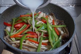 最后加入水淀粉炒两下