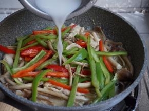 最后加入水淀粉炒两下