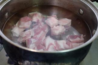 冷水下锅，煮开去血沫，捞出沥水备用；