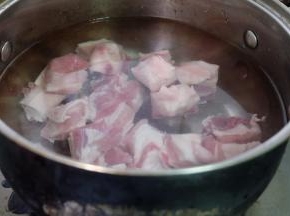 冷水下锅，煮开去血沫，捞出沥水备用；