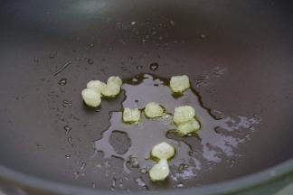 炒锅里放少许食用油，放进冰糖，小火化开冰糖；