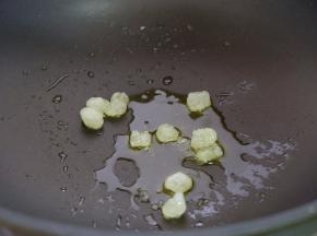 炒锅里放少许食用油，放进冰糖，小火化开冰糖；