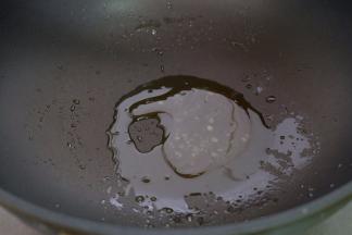 冰糖完全融化后再熬一小会儿，注意火要小；