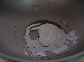 冰糖完全融化后再熬一小会儿，注意火要小；