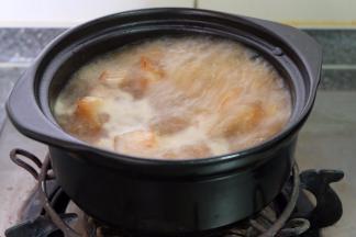 另起一个小号砂锅，放上水煮开；把处理过的五花肉放进去，大火煮开，倒一点料酒、生抽酱油和蚝油，转小火慢炖一小时；