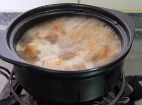 另起一个小号砂锅，放上水煮开；把处理过的五花肉放进去，大火煮开，倒一点料酒、生抽酱油和蚝油，转小火慢炖一小时；