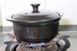 保持小火，中途的时候用勺子翻动一下锅里的肉；