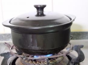 保持小火，中途的时候用勺子翻动一下锅里的肉；