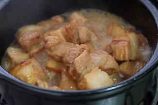 炖煮的时间越长，五花肉就会越软烂；因为生抽酱油和蚝油都有盐味，所以这里可以不用再加盐了。