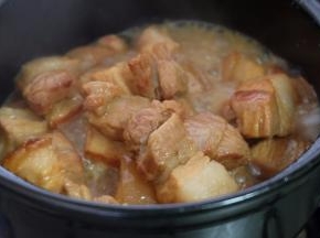 炖煮的时间越长，五花肉就会越软烂；因为生抽酱油和蚝油都有盐味，所以这里可以不用再加盐了。