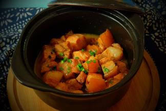 切点葱花或韭菜碎装饰一下，就可以连锅一起端上桌了；当然，不喜欢的也可以不装饰的。