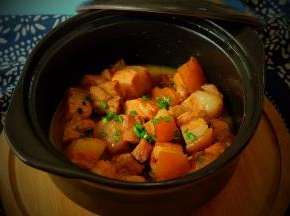 切点葱花或韭菜碎装饰一下，就可以连锅一起端上桌了；当然，不喜欢的也可以不装饰的。