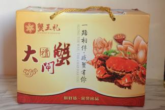 大闸蟹的包装很精致，不管是送人还是自己吃都是可以这样简单又有档次。