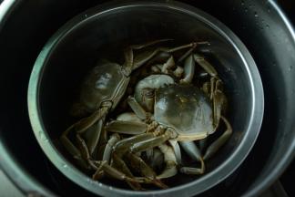 大闸蟹清洗干净，上锅蒸熟透。