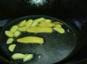 锅里倒入适量的菜籽油，等油熟烫之后加入姜蒜片炒香。