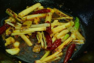 接着加入配料翻炒出香。