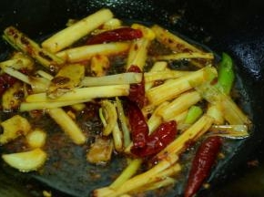 接着加入配料翻炒出香。