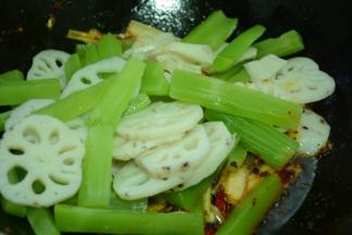 藕，青笋提前沸水煮至7分熟后捞出备用。接着把藕和青笋加入炒香的配料中。翻炒均匀。