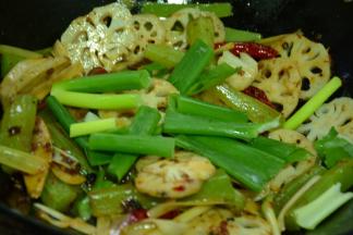 翻炒大概3分钟，加入葱段，花椒粉继续翻炒。